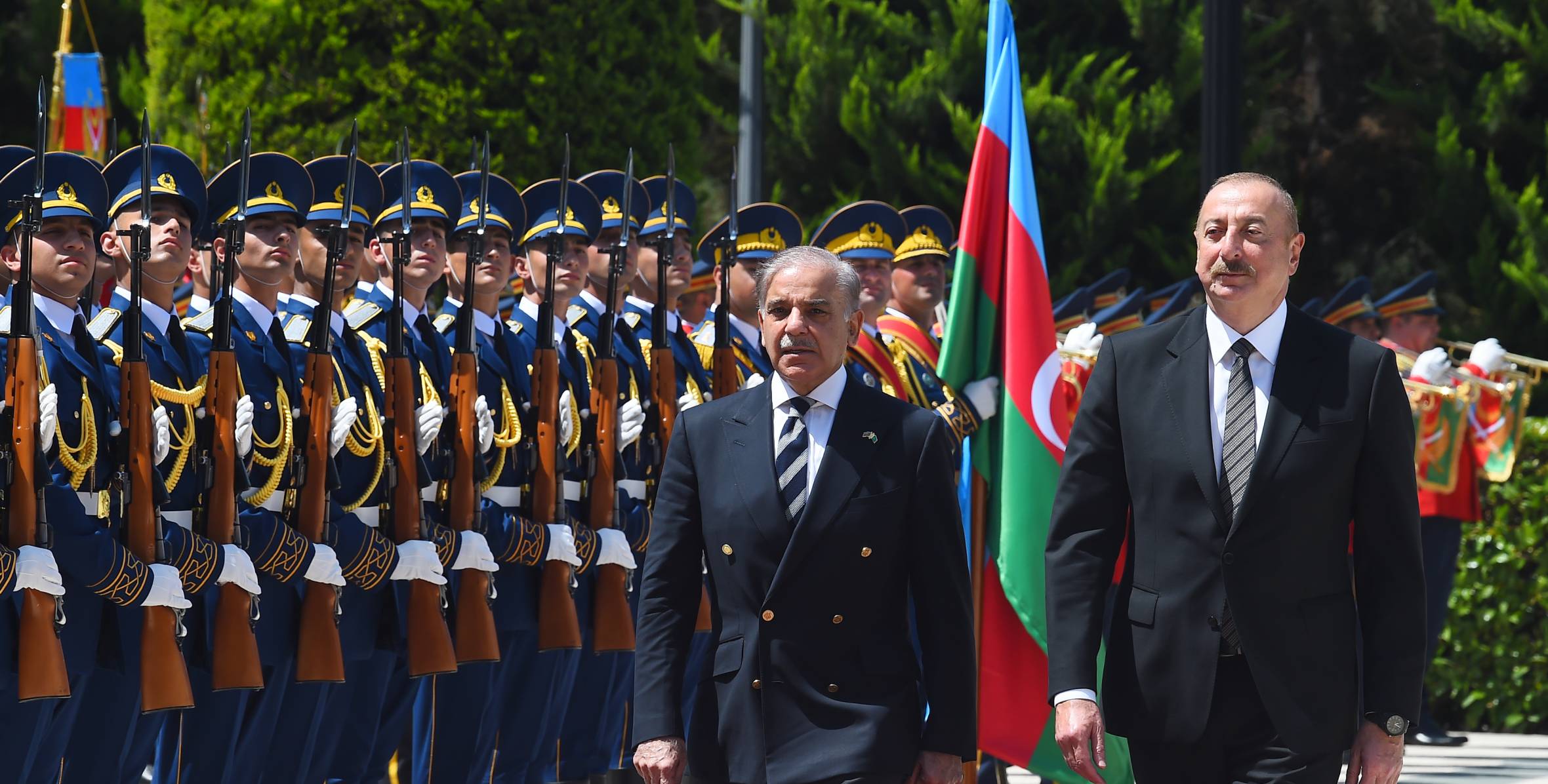 Prime Minister Shehbaz Sharif Received a Guard of Honor at Azerbaijan’s Palace.