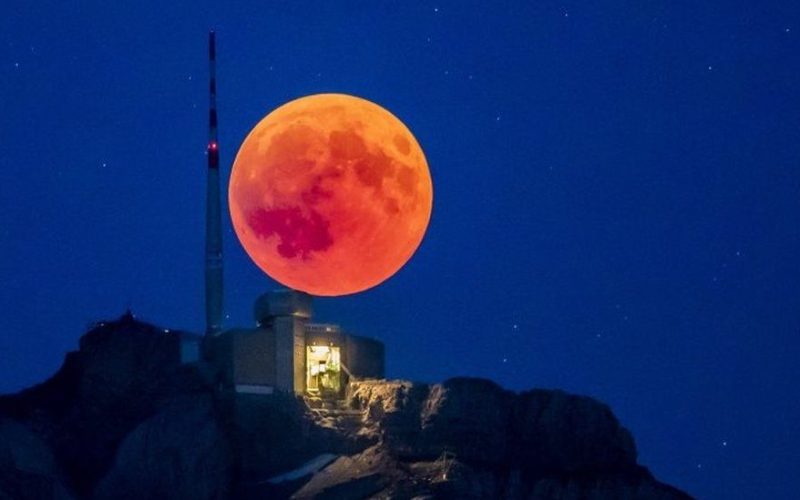 Pakistan will witness a Rare Blood Moon In The Middle Ramadan 2025