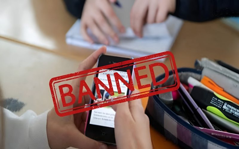Doctors Banned From Using Mobile Phones in Punjab’s Govt Hospitals